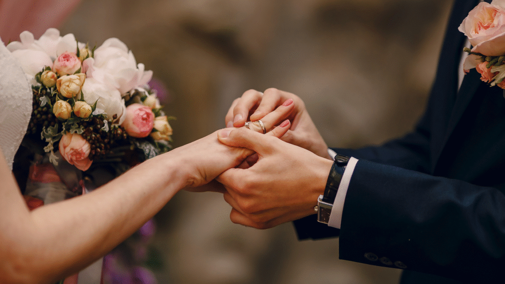 Hochzeit, Mann steckt Frau einen Ring an