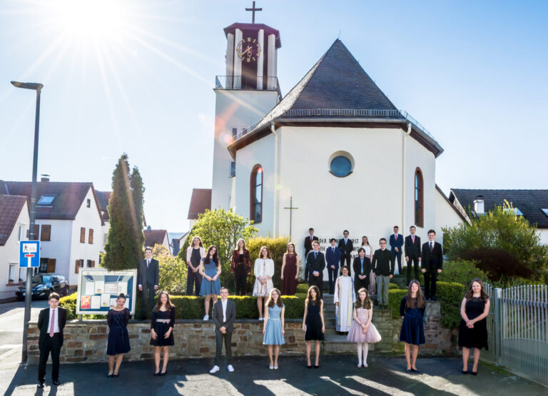 Konfirmanten stehen vor der evangelischen Kirche Oberstedten