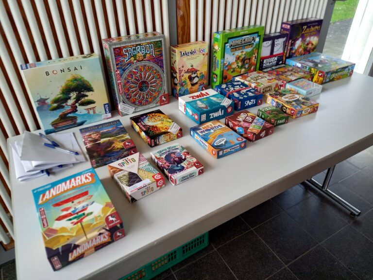 Ein Tisch mit vielen verschiedenen Gesellschaftsspielen