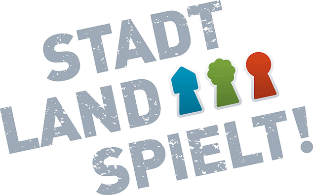 Es ist der Schriftzug "Stadt-Land-Spielt" mit drei farbigen Spielfiguren abgebildet